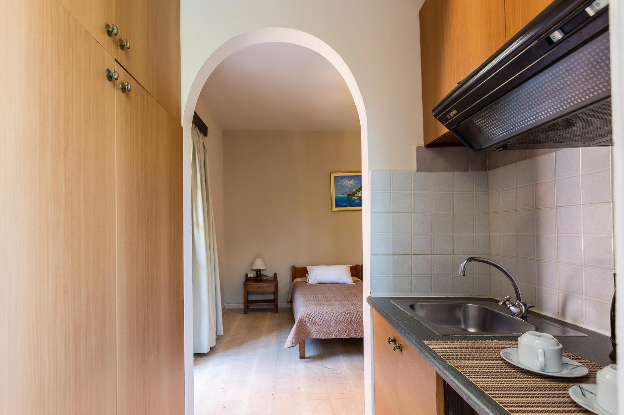 Santa Maria Studios & Apartments Плакиас Экстерьер фото