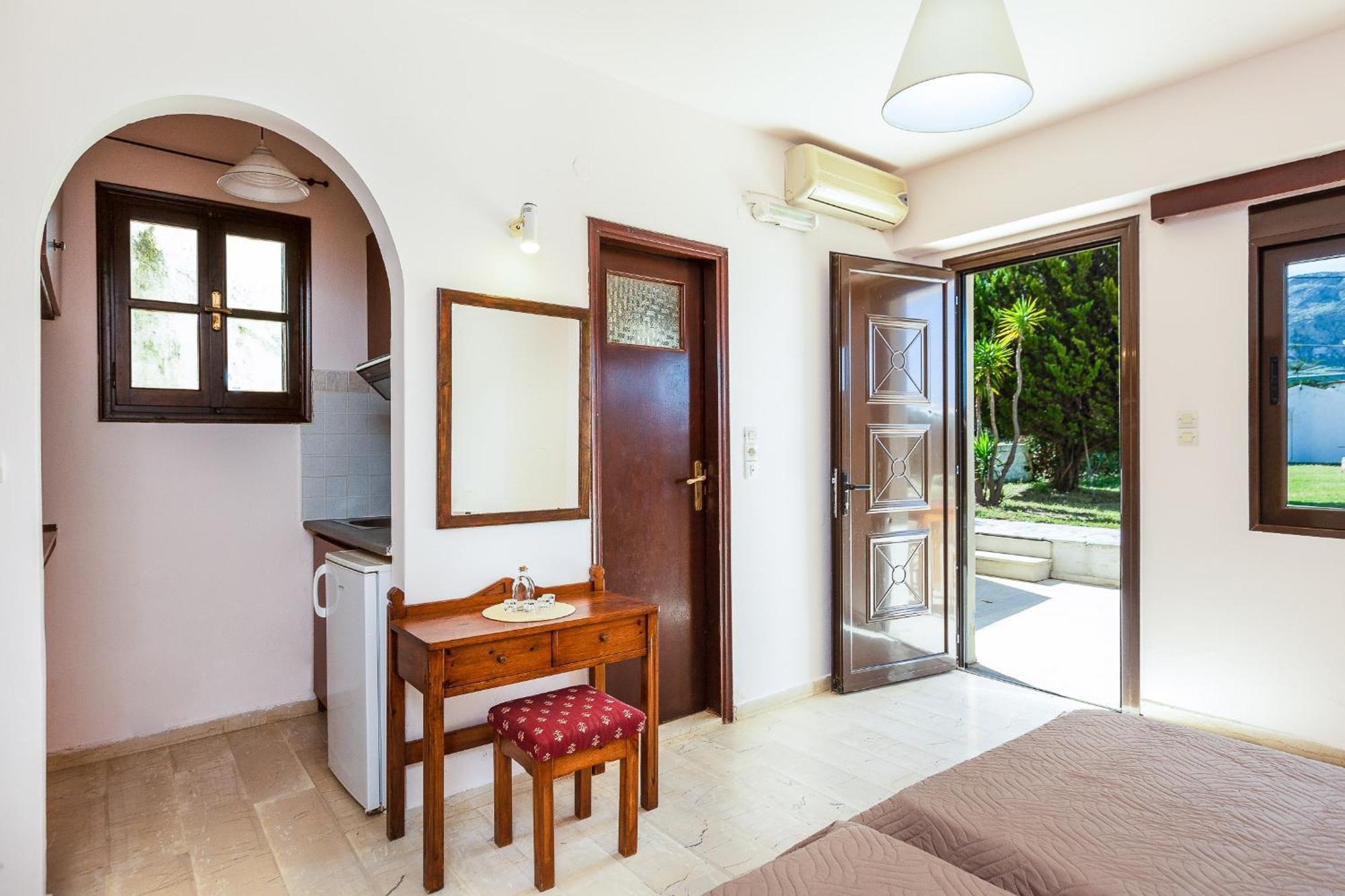 Santa Maria Studios & Apartments Плакиас Экстерьер фото