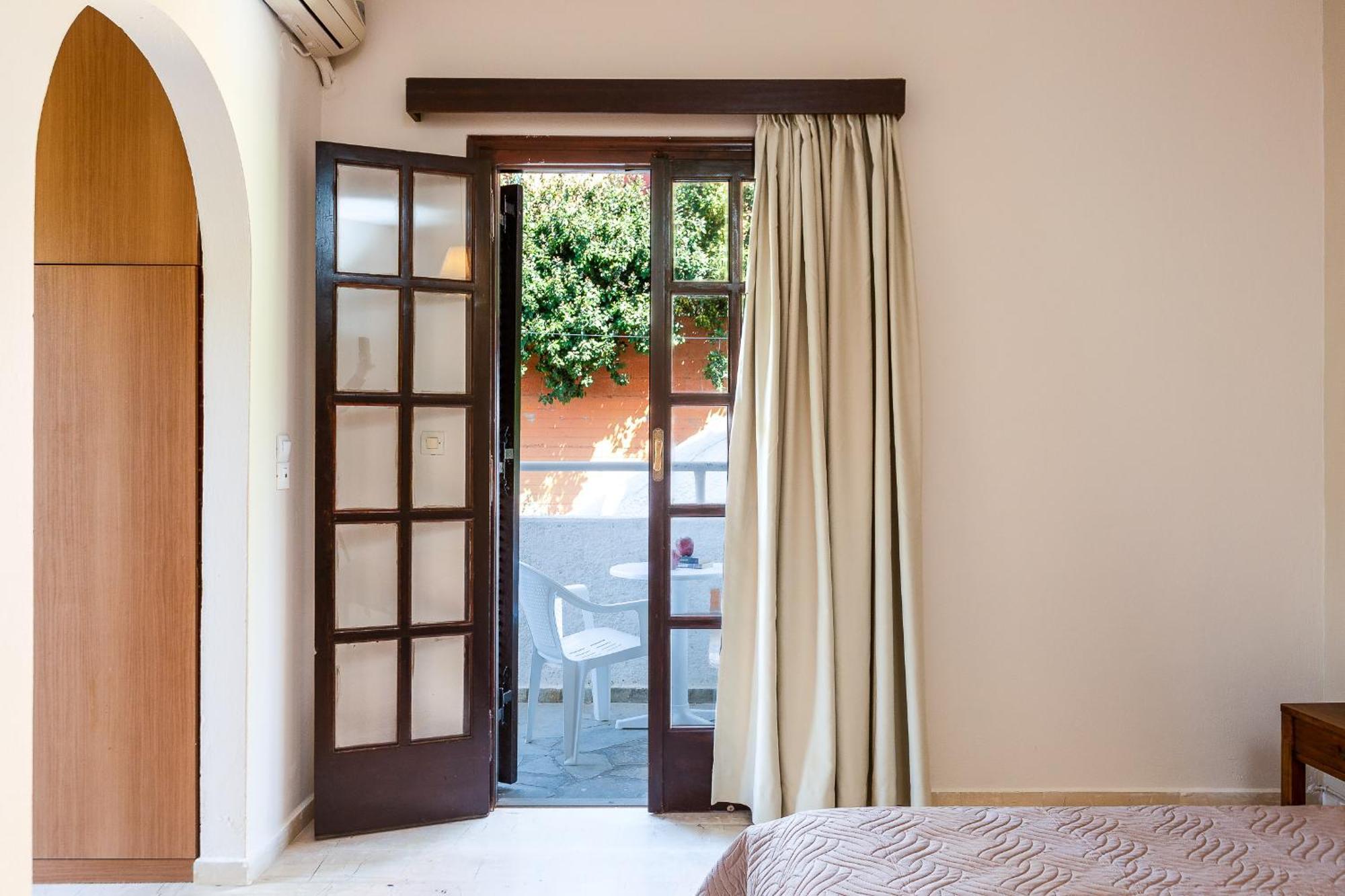 Santa Maria Studios & Apartments Плакиас Экстерьер фото