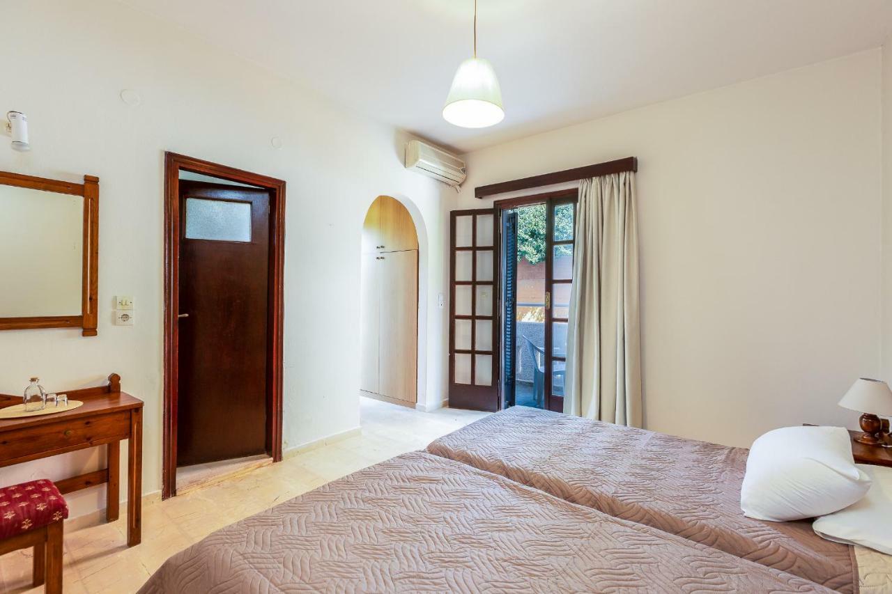 Santa Maria Studios & Apartments Плакиас Экстерьер фото