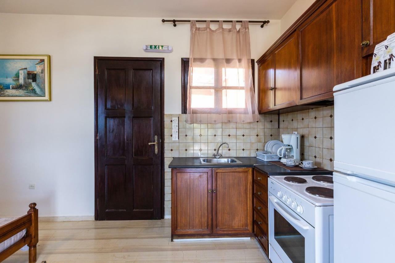 Santa Maria Studios & Apartments Плакиас Экстерьер фото