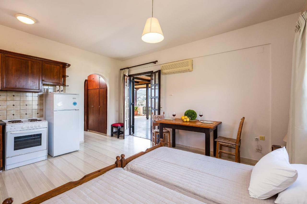 Santa Maria Studios & Apartments Плакиас Экстерьер фото